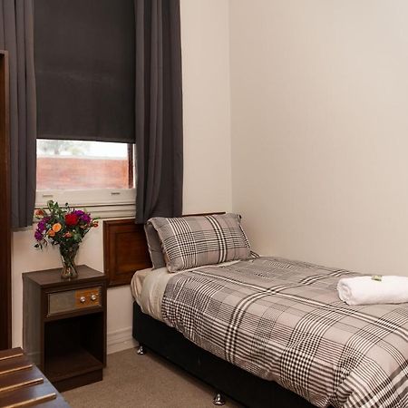 New Crown Hotel Motel Hay Bagian luar foto